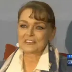 Il gatto le lecca un occhio e lei perde la vista