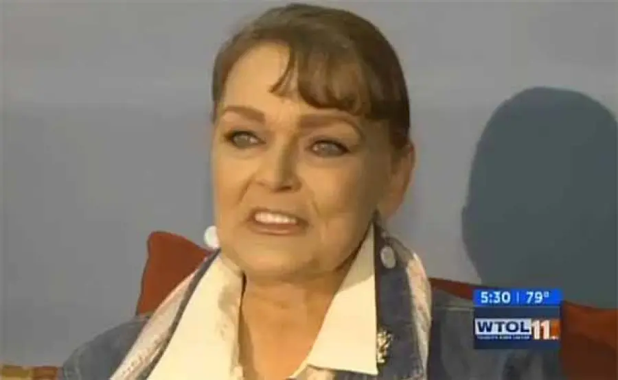 Il gatto le lecca un occhio e lei perde la vista