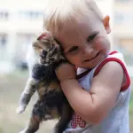 Gatti e bambini: qualche incontro… inaspettato! [VIDEO]