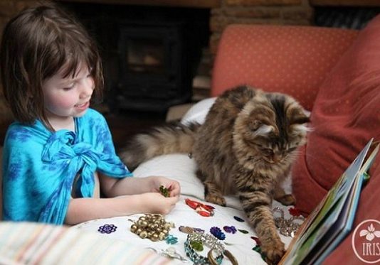 Iris bambina autistica che dipinge col suo gatto al fianco
